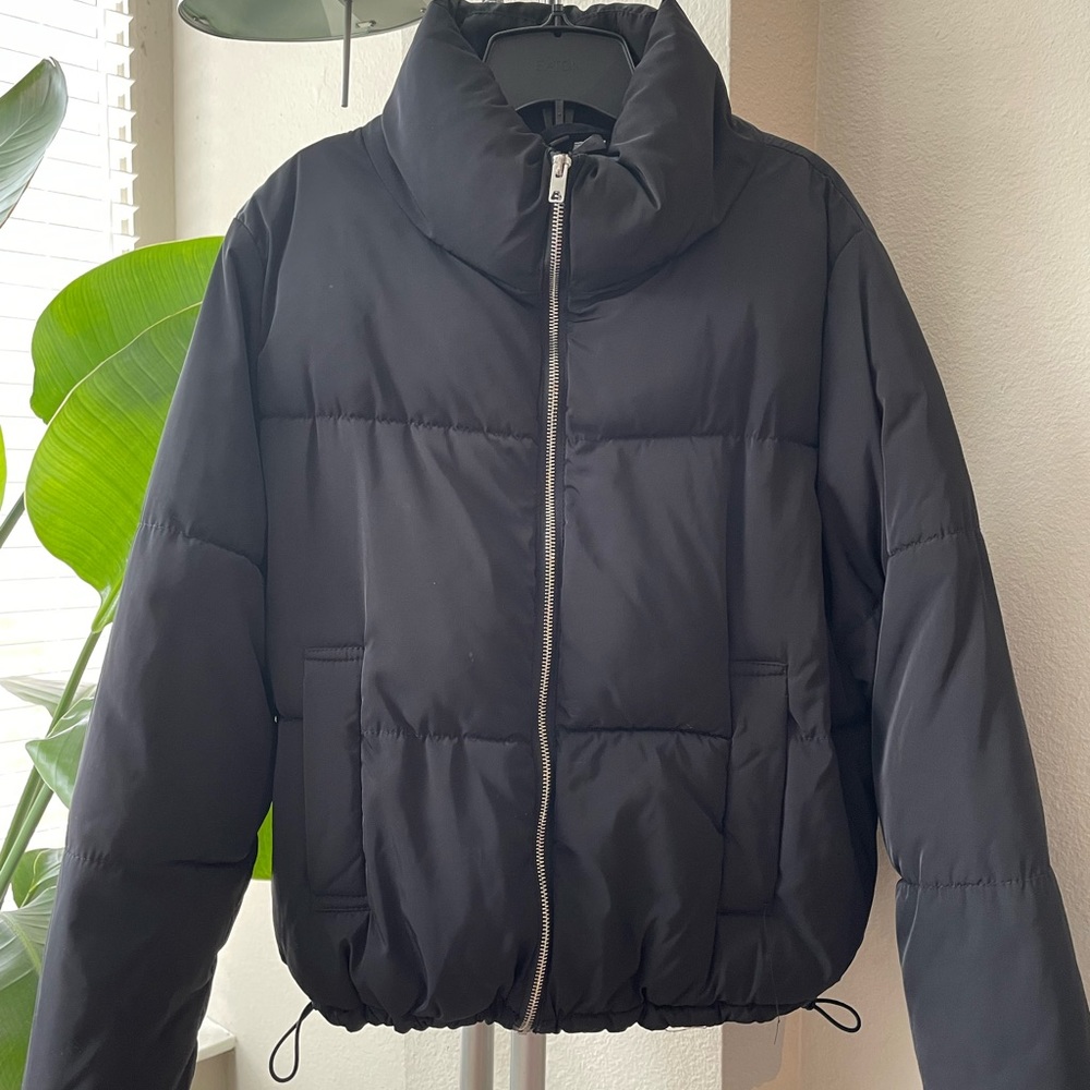 H&M Cropped Puffer Jacket - Size 8